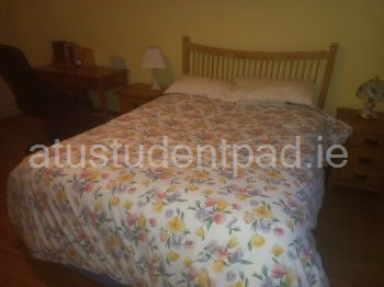 Double bedroom with ensuite & studydesk